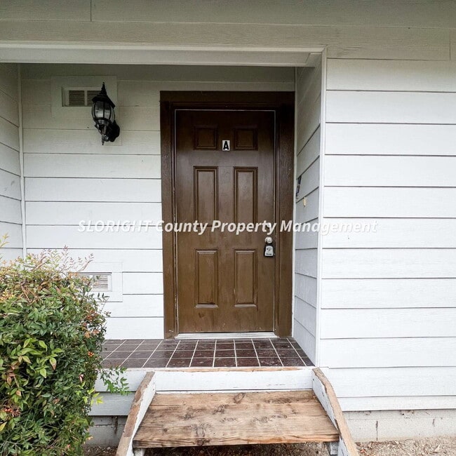 Building Photo - AVAILABLE NOW - 2 Bed, 1 Bath Paso Robles Apartment Unit A