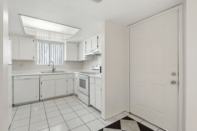 Photo - 1201 S McClintock Dr