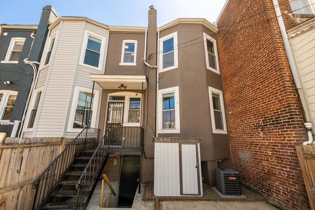 Photo - 637 Keefer Pl NW