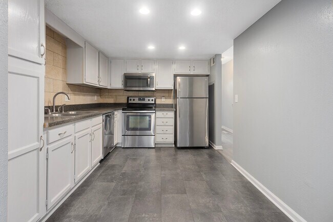 Photo - 577 NW Valleybrook Rd