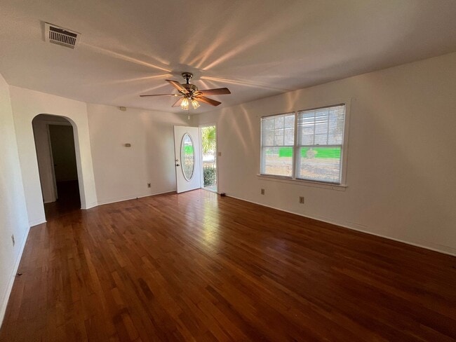 Photo - Charming Vintage Home on 3 City Lots near football stadium Live Oak, FL