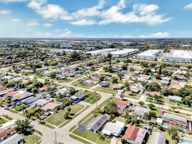 Photo - 513 NW 2nd Way