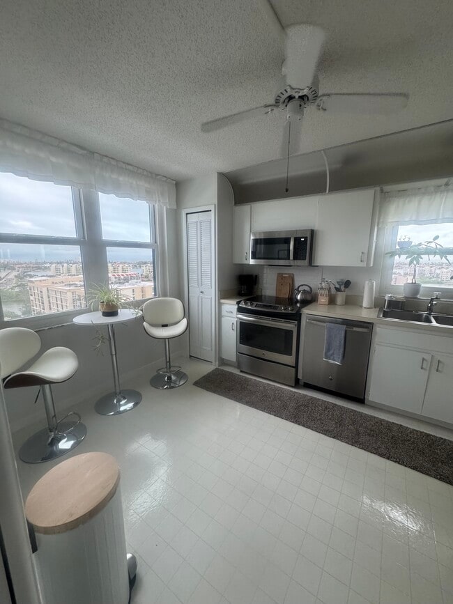 Building Photo - 7300 Sun Island Dr S Unit 1406