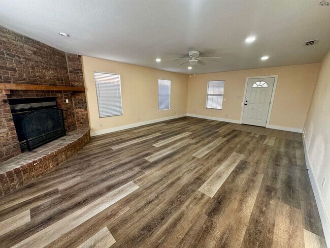 Photo - 605 E Alameda St