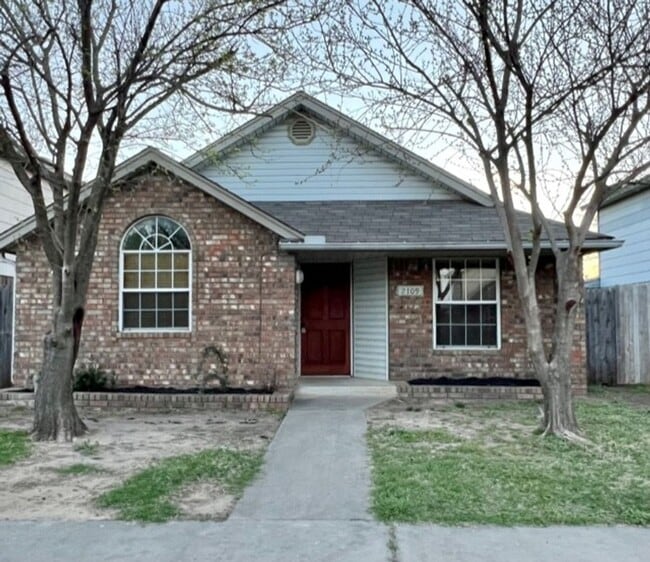 Building Photo - Updated 3-bed 2-bath 2-car in SW Moore