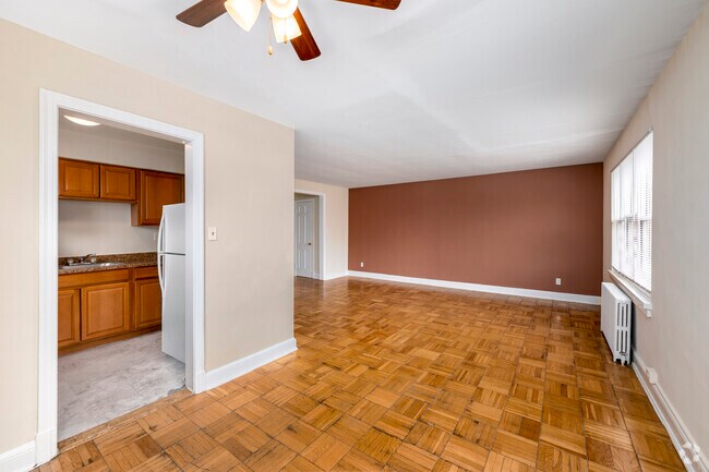 1BR, 1BA – 700SF - Living Room
