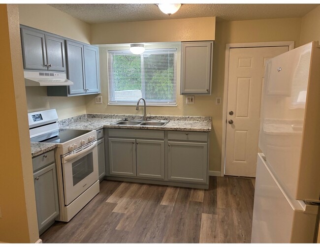 Kitchen all new cabinets and appliances - 4710 Scenic Cir Unit 4