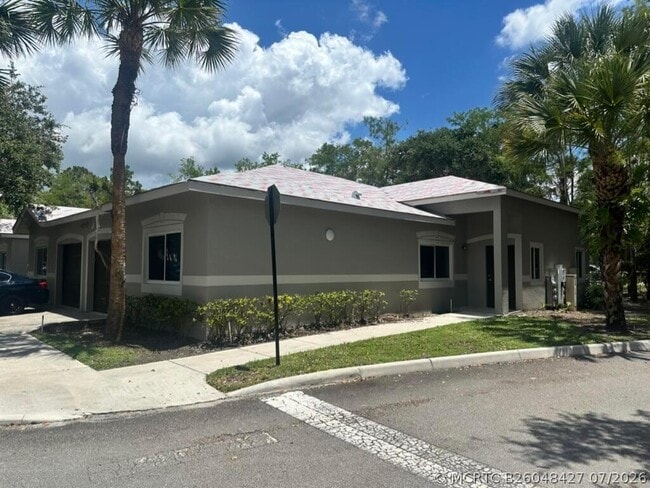 Photo - 220 Crestwood Cir
