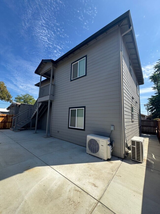 Photo - 627.5 N Sacramento St Unidad 627.5 N Sacramento St - Downstairs