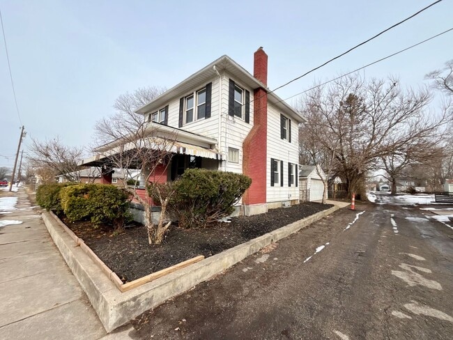 Building Photo - Fully Updated 3 Bedroom Home with 2 Car Garage