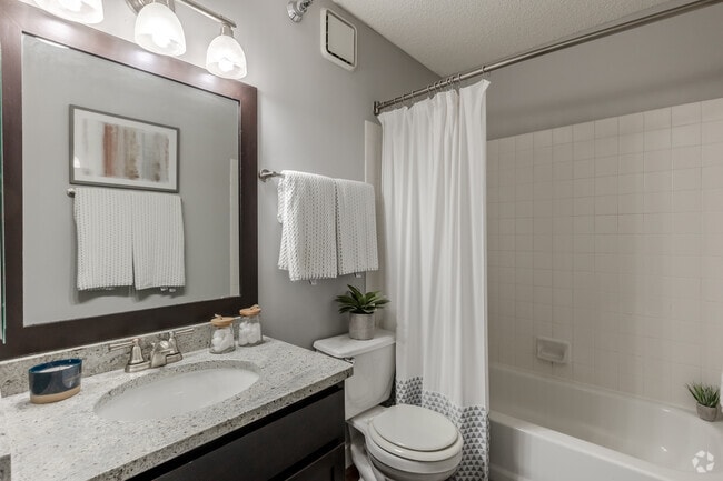 1BR, 1BA - 677SF - Bathroom