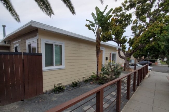 Building Photo - 421 N Ditmar St Unit A