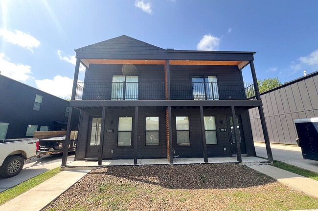 Photo - 933 W Holly St