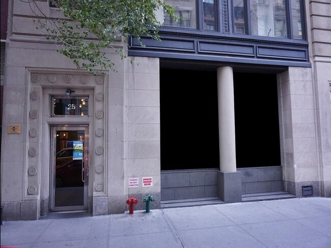 Photo - 25 E 21st St