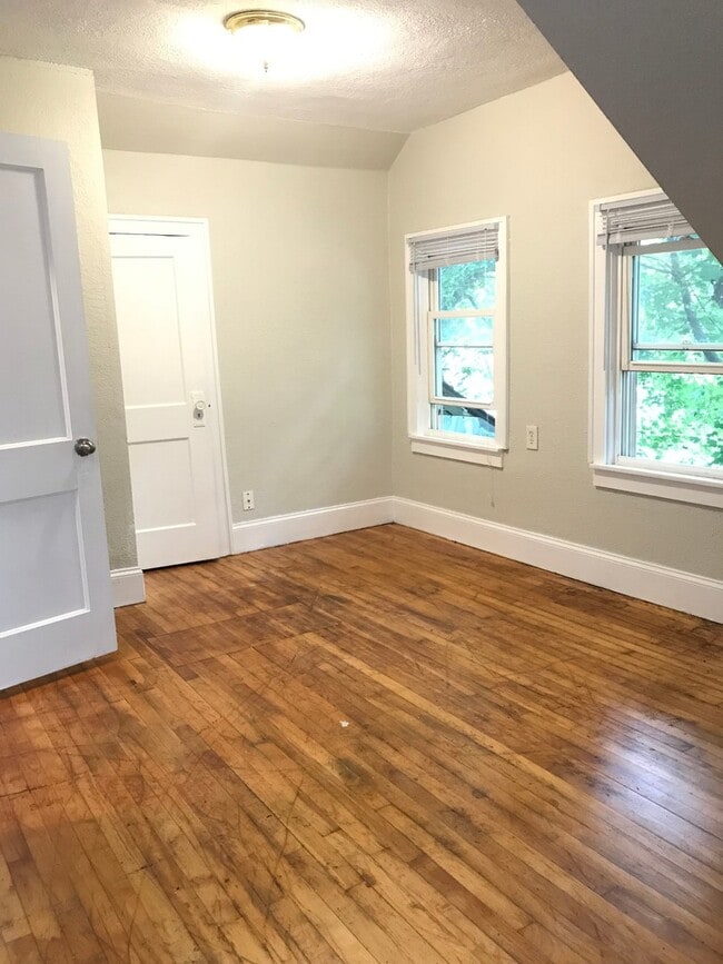Photo - Single Family Home - LAUNDRY INCLUDED! HUGE YARD!