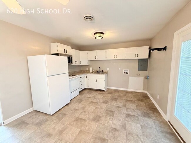 Photo - 620 High School Dr