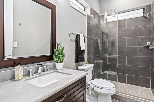 Photo - 2104 Webster St