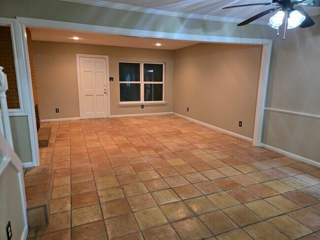 Photo - 1779 Saxony Ln