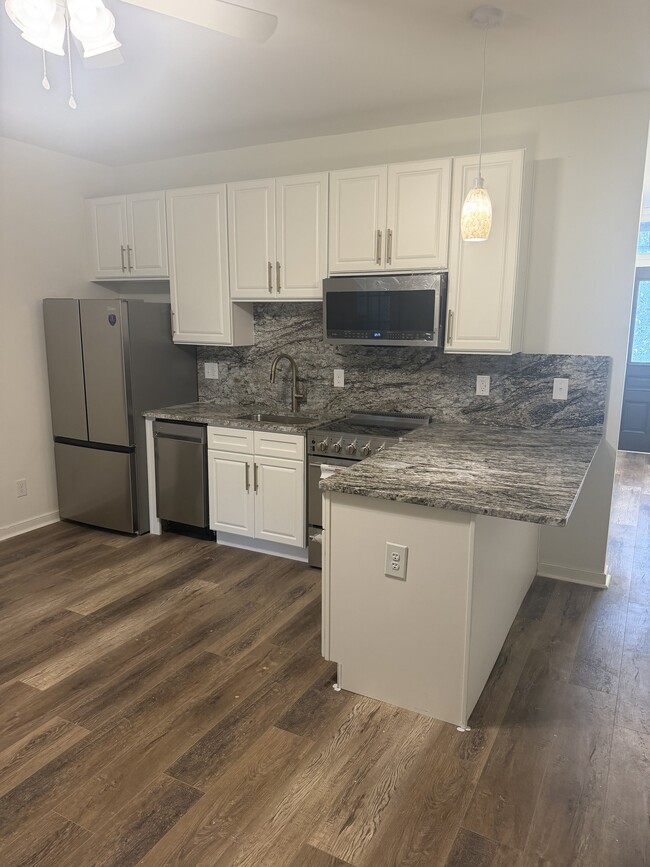 Building Photo - 3 S Vine St Unit Renovated 2BR in the Fan – In- Laundry