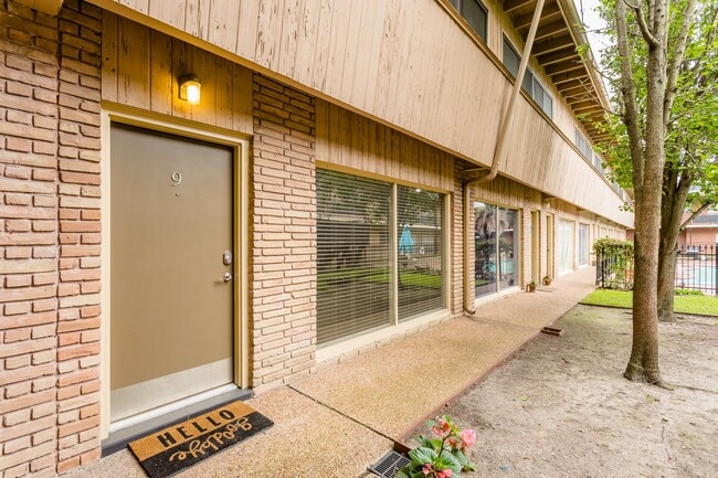 Building Photo - 3809 N Braeswood Blvd Unit 9