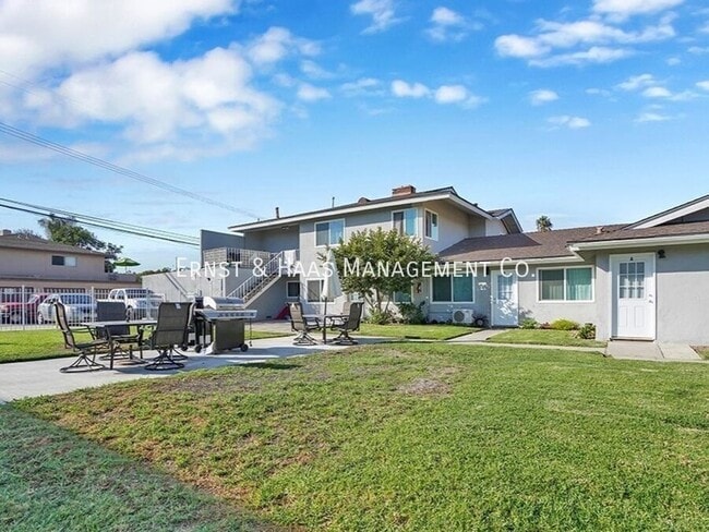 Building Photo - 17071 Oak Ln Unit #A