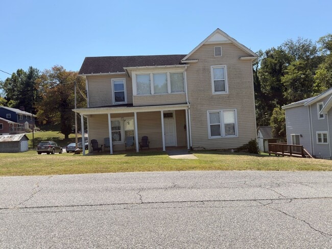 Building Photo - Radford, 2 BR / 1 BA, Available July 2026