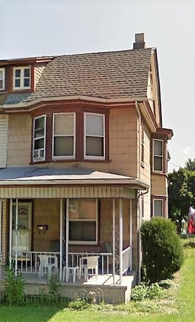 Building Photo - 4 Bedroom Rental