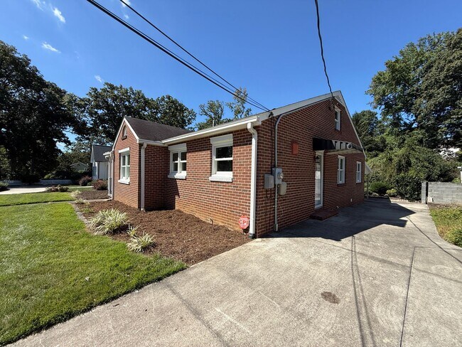 Photo - 638 Stratford Rd NW