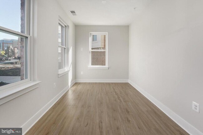 Photo - 945 Sycamore Dr SE