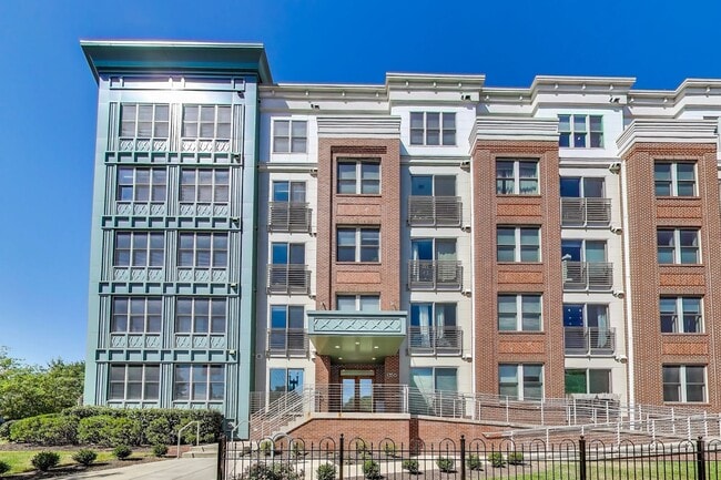 Building Photo - Gorgeous 2 bed + 1 Bath with a VIEW!