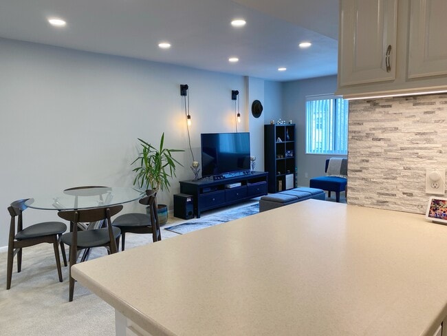 Building Photo - 5340 Holmes Run Pky Unit 202 Rental