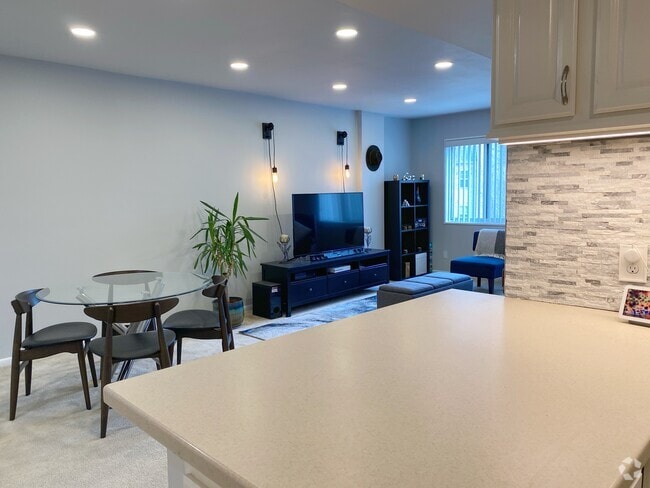 Building Photo - 5340 Holmes Run Pky Unit 202 Rental