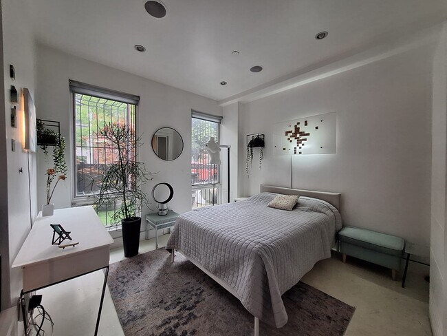 Photo - 668 Halsey St Unidad 1