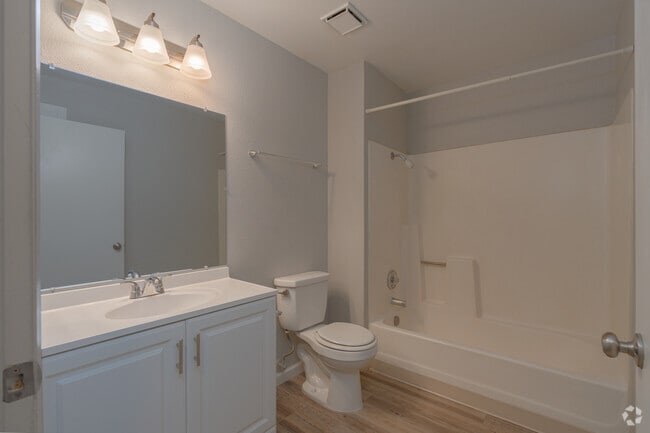1BR, 1BA - 740SF - Bathroom - Cottage Meadows