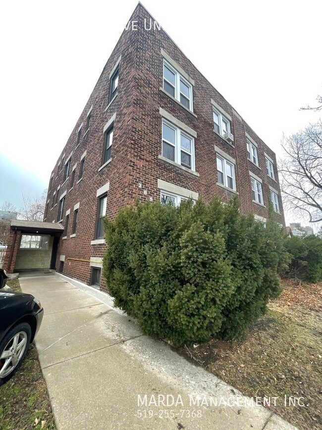 Building Photo - MODERN 2BED/1BATH APT NEAR U OF W + HYDRO! Unit 10