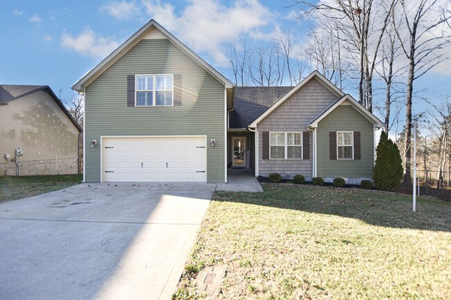 Pet Friendly Three Bedroom with Bonus! - Pet Friendly Three Bedroom with Bonus!