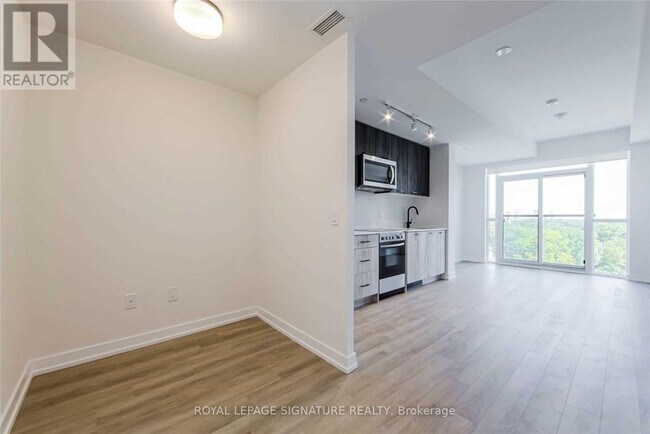 Photo - 2300 St Clair Ave W Unité 706