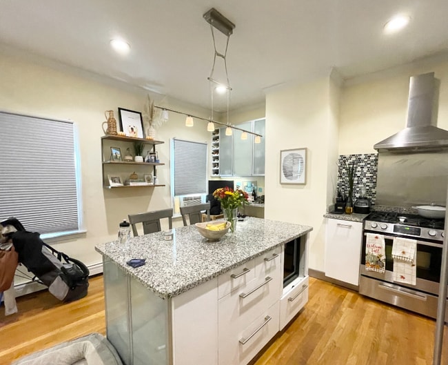 Photo - 174 Bolton St