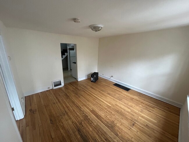 4843 N Oakley Ave Unidad R