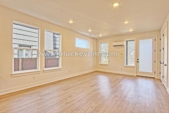 Photo - 1528-A: 3 Bed, 2.5 Bathroom Townhome Near PCC and Kaiser Interstate