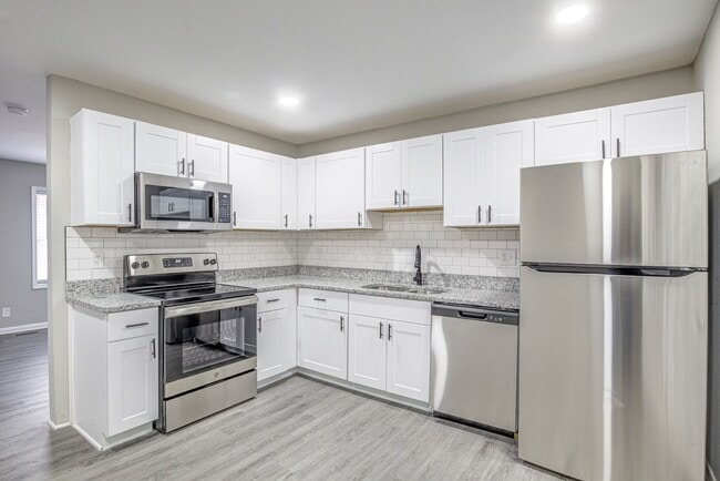 Building Photo - Fully Renovated 2 Bedroom - Walk/Bike to UNC Chapel Hill! Unit 108