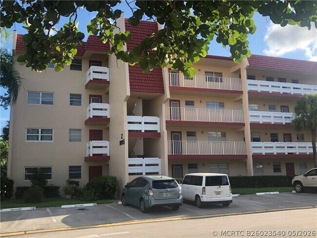 Building Photo - 1005 Country Club Dr Unit 303