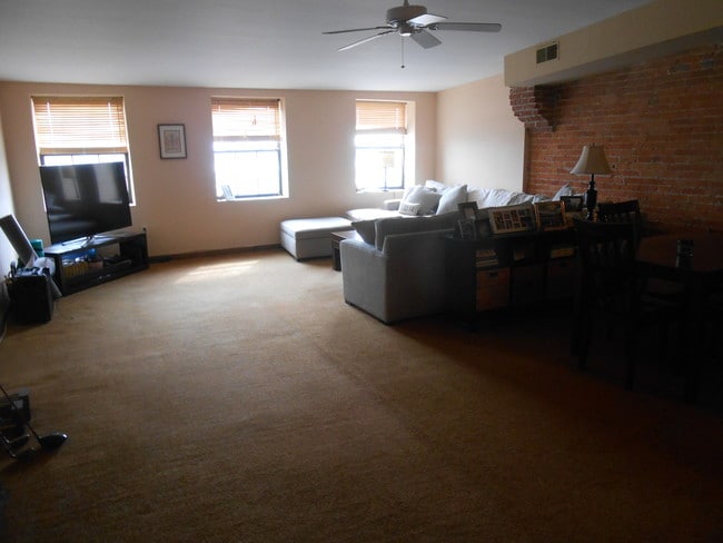 Building Photo - 4 S Front St Unit 4