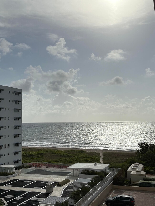 Building Photo - 1900 S Ocean Blvd Unit 5j