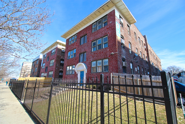 Building Photo - z-123124-Studios on Broadway Rental