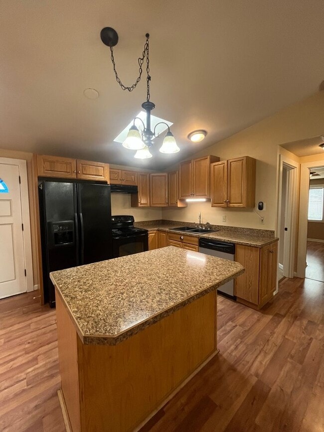 Building Photo - 2-Bedroom 1-Bathroom unit W/ private deck and yard
