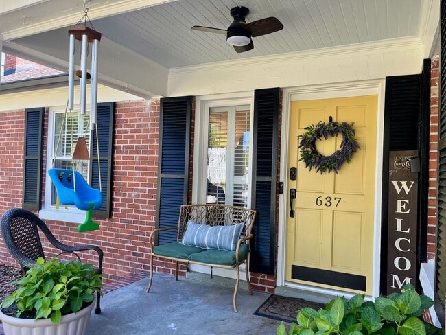 Photo - 3/2 Duplex Conveniently Situated in an Established Neighborhood!