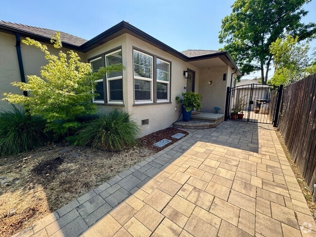Building Photo - Charming Home Available Now!