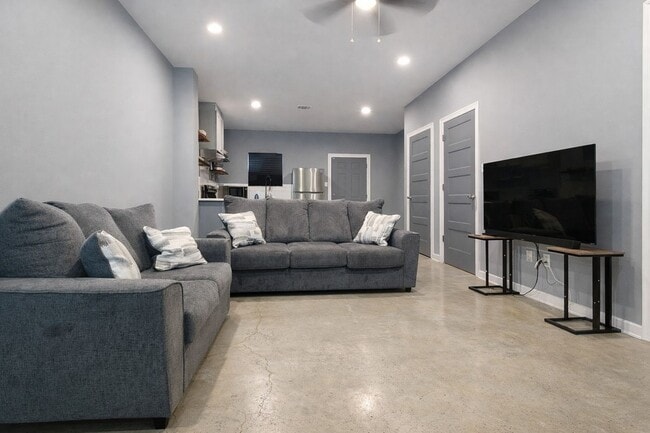 Photo - 343 W Johnson St