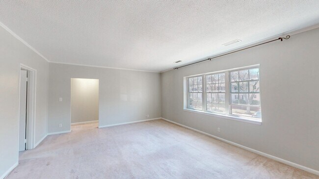 137 Lake Shore Rd Unit 4